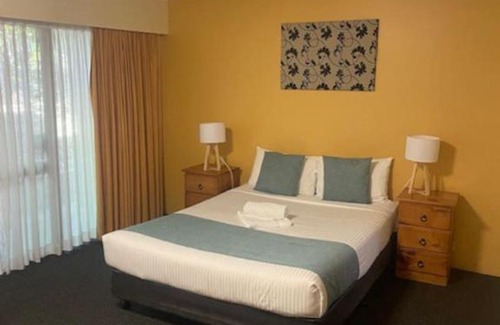 Mount Ommaney Hotel | Quiet unit in leafy hotel