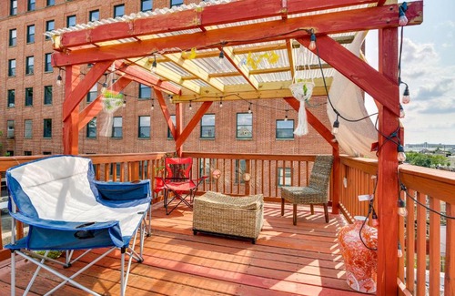 Downtown Baltimore House | Quirky Baltimore Townhome about 2 Mi to Inner Harbor