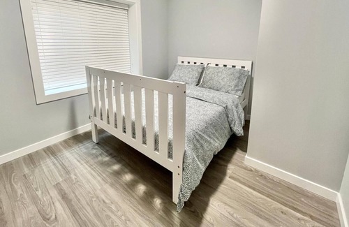 Fraserview House | Quite & Clean Modern Private 3 Bedroom 2 Bath Suite