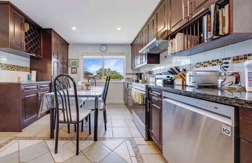 Richmond House | Quite House Family Central AC near Airport