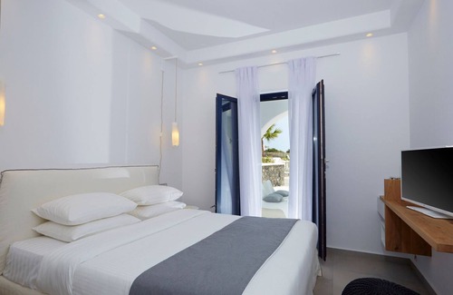 Exo Gialos Villa | R 1473 Ammos with Bottle of Wine upon Arrival, Pool View & Soundproof Windows.