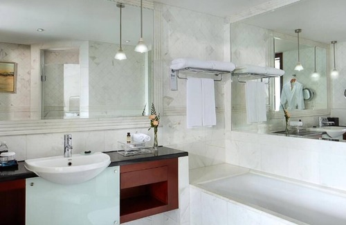 Dapuqiao House | R 1543 Pullman Shanghai Skyway with Sauna , Indoor Pool, And Fitness Facilities