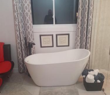 Trent Hills Apartment | R&R Heaven Music 4 the Soul See fall colors Hottub