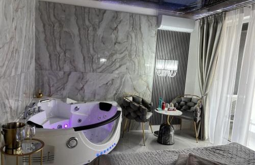 Baia Mare Apartment | R U B I room by 50 shades