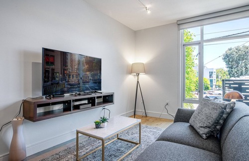 South of Market Apartment | Rad South Park Studio w/Cafe on GF near Caltrain by Blueground