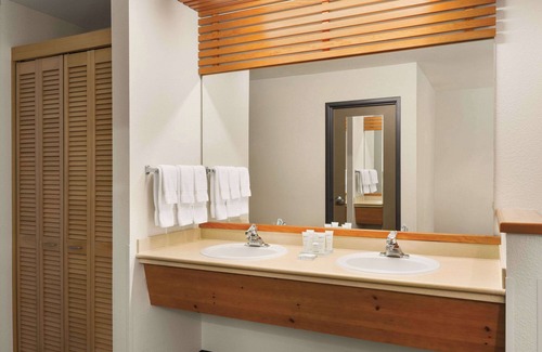 Cully Hotel | Radisson Hotel Portland Airport