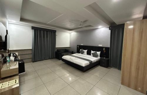 IMT Manesar Hotel | Raj Residency New