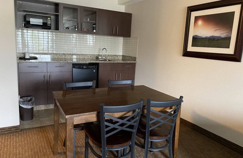 Creston Hotel | Ramada by Wyndham Creston