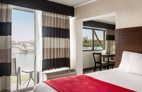 Whitfield Hotel | Ramada by Wyndham Sarasota Waterfront