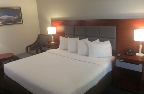 Wheeling Hotel | Ramada Plaza by Wyndham Chicago North Shore