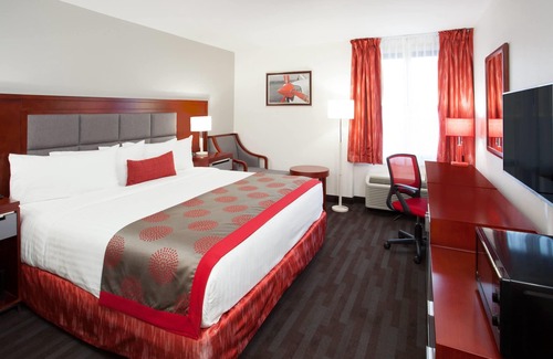 Wheeling Hotel | Ramada Plaza by Wyndham Chicago North Shore