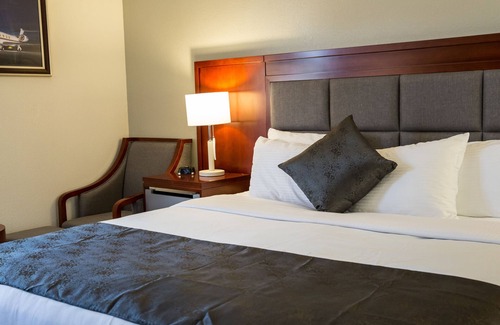 Wheeling Hotel | Ramada Plaza by Wyndham Chicago North Shore