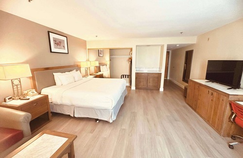 Garden Grove Hotel | Ramada Plaza by Wyndham Garden Grove/Anaheim South