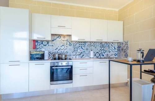 Ggantija Apartment | Ramla views retreat: Hot Tub, pool, 2 min to beach