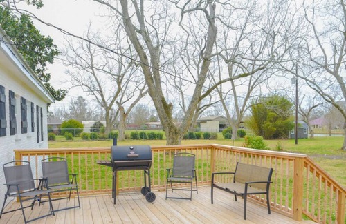 Grand Bay House | Ranch-Style Home on the Pond