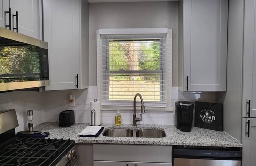 Atlanta House | RARE FIND! Heated Pool & Spa Near ATL City Center