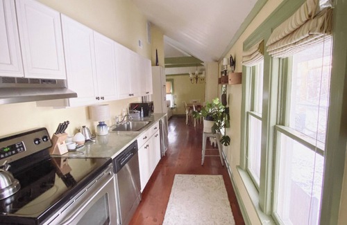 Glen Ellyn House | Rare Historic One Bedroom Carriage House in Downtown Glen Ellyn