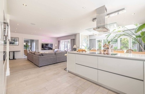 Winkfield House | Rare Windsor Villa near Ascot, Racecourse & LEGOLAND