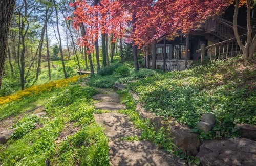 Washington Cabin | Raven's View Retreat - 1830s Cabin Overlooking Missouri River - 5 bed/3.5 bath