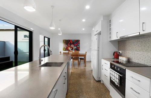 Geelong West House | Raven West House I Corporate or Holiday