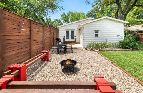 Fayetteville House | RazorDog-2 mi to U of A & DT-Dog Friendly