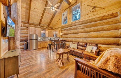Troutville Cabin | Real Log Cabin w/Trout Pond close to Mcaffee Knob, Dragons tooth, Tinker Cliffs