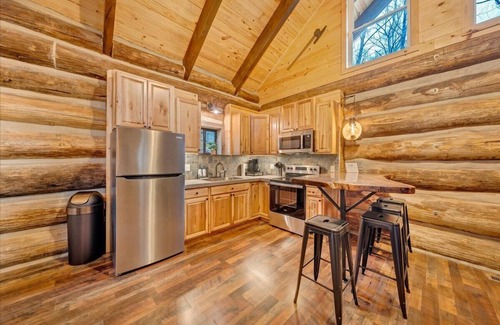 Troutville Cabin | Real Log Cabin w/Trout Pond close to Mcaffee Knob, Dragons tooth, Tinker Cliffs