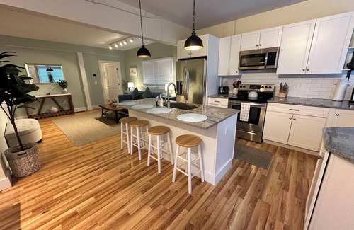 Off Broadway Apartment | Recently Renovated 2 Bed 1 Bath (Dog Friendly) Apartment in the Broadway Neighborhood