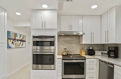 Highland Hills House | Recently Renovated- Event/Group Friendly w/Stunning Views, Hot Tub, Pickleball