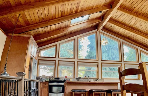 Auburn House | Red Barn Getaway, Mountain View’s with hot tub and firepit and BBQ