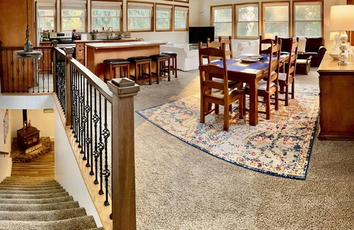 Auburn House | Red Barn Getaway, Mountain View’s with hot tub and firepit and BBQ