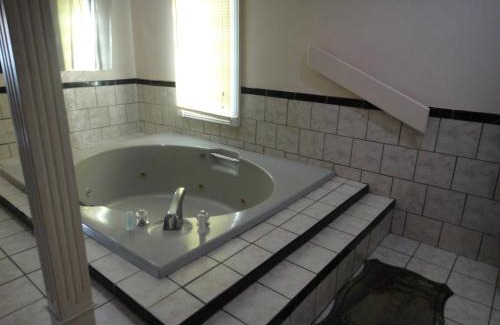 Norwalk Hotel | Red Carpet Inn Norwalk