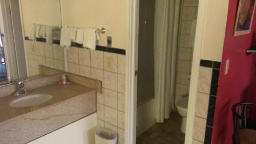 Norwalk Hotel | Red Carpet Inn Norwalk