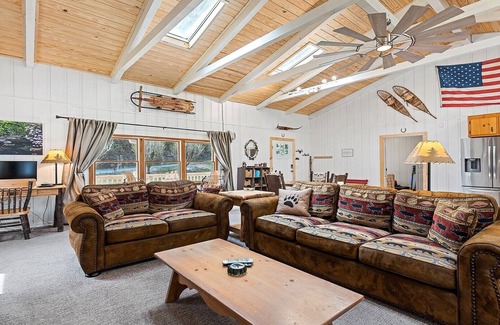 Maggie Valley Cabin | Red Deer Lodge - 3 BR, Creekside, Minutes from Ski Area