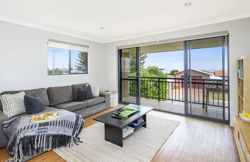 Ledge Point House | Red door at Ledge- Prime Location