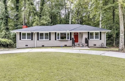 Clarkdale House | Red Door Retreat w/ample parking & outside space - Southern Comfort🍑.