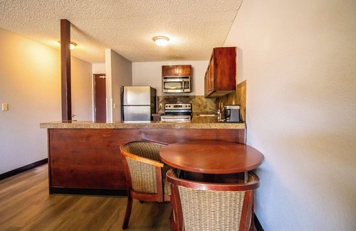 Salmon Creek Hotel | Red Lion Inn & Suites Vancouver