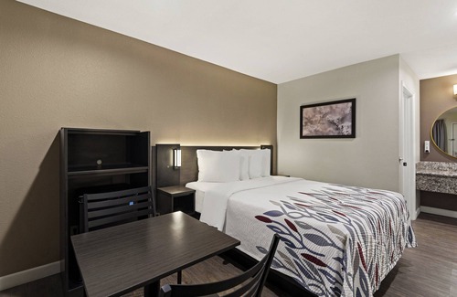 Harbor Hotel | Red Roof Inn Carson - Wilmington