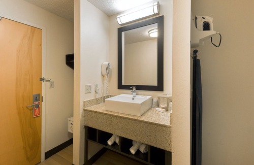 East Garden City Hotel | Red Roof Inn PLUS+ Long Island - Garden City