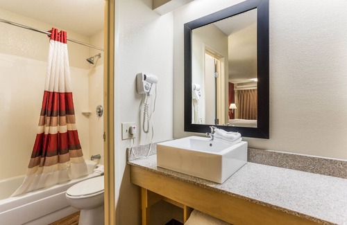 Goodlettsville Hotel | Red Roof Inn PLUS+ Nashville North - Goodlettsville