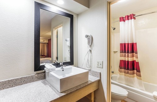 Goodlettsville Hotel | Red Roof Inn PLUS+ Nashville North - Goodlettsville