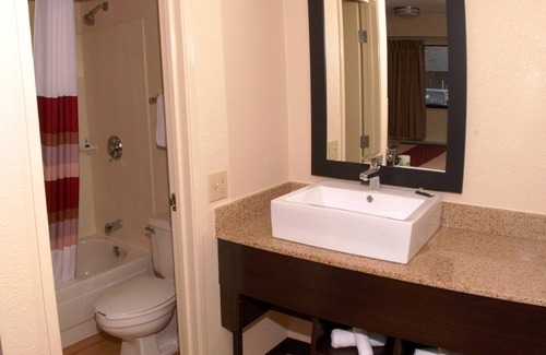 Essington Hotel | Red Roof Inn PLUS+ Philadelphia Airport