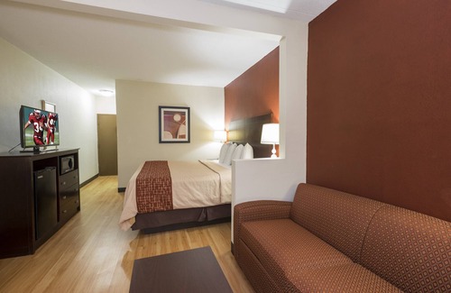 Roselawn Finance Hotel | Red Roof Inn & Suites Cincinnati North - Mason