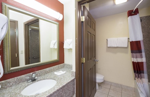 Roselawn Finance Hotel | Red Roof Inn & Suites Cincinnati North - Mason