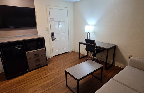 Cornelius Hotel | Red Roof Inn & Suites Cornelius – Lake Norman