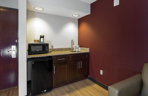 Dover Hotel | Red Roof Inn & Suites Dover Downtown