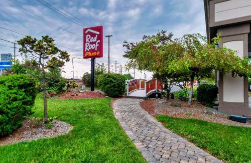 Carteret Hotel | Red Roof PLUS Newark Liberty Airport - Carteret