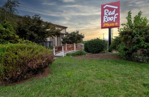 Carteret Hotel | Red Roof PLUS Newark Liberty Airport - Carteret