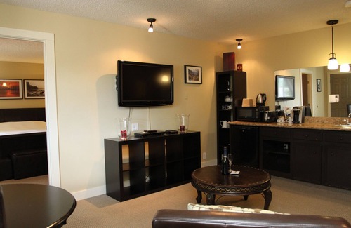 East Kootenay Hotel | Red Tree Lodge