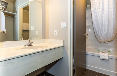 East Kootenay Hotel | Red Tree Lodge